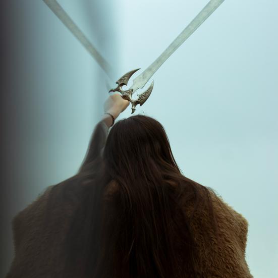 Vikingekvinde med to sværd