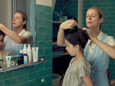 Louise ordner hår på pigen