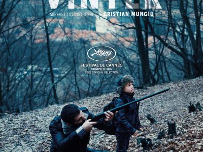 cover til filmen, mand og dreng ude i skoven, mand med gevær, sigter på noget