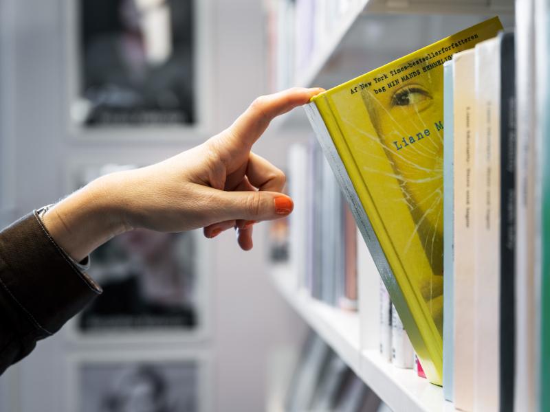 Snup en god bog fra hylden. Foto: Trine Sand Skjøldberg