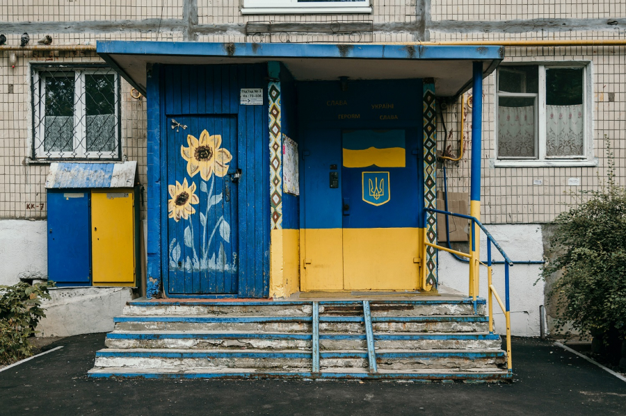 Ukraine - hus i nationalfarver - foto Marjan Blan Unsplash